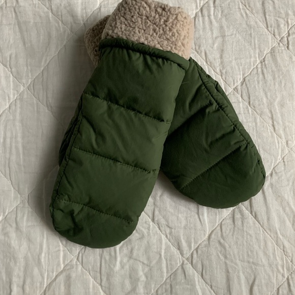 REI Green and Cream Quilted Mittens - Picture 3 of 3